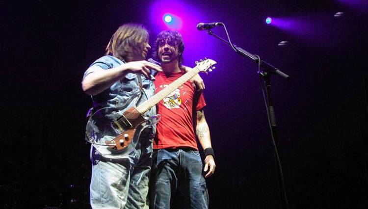 Dave Grohl with Grant Hart at another Foo Fighters show in 2003. Hart sadly passed away in September 2017, aged 56