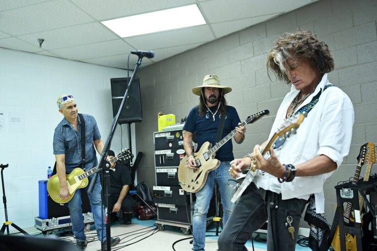 Jamming with Joe Perry backstage | Credit: Ross Halfin